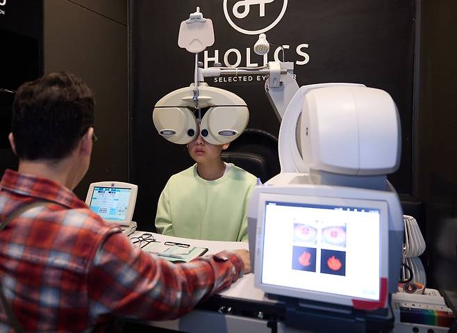 안경을 맞추러 가면 눈 상태를 살펴보는 검안 과정을 거치게 된다.