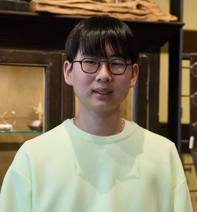 자신의 얼굴과 눈에 비해 다소 큰 검정테 안경을 쓰던 서진하 학생기자는 어두운 라인을 진하게 넣어 선명해 보이는 테를 추천받았다.