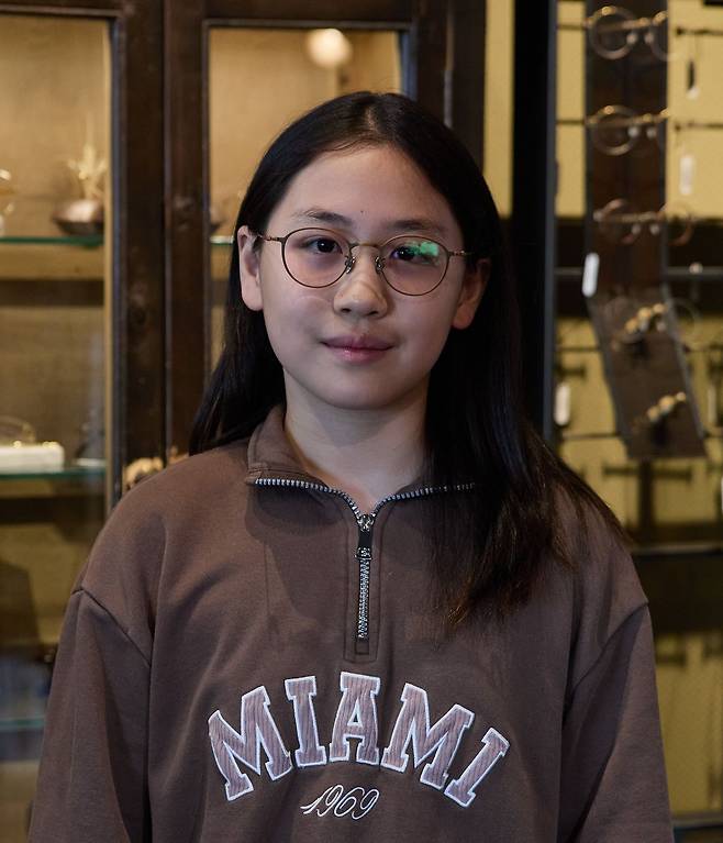 안경을 쓰다가 지난해부터 드림렌즈를 끼고 있는 이윤슬 학생기자는 이미지를 내추럴하며 차분한 느낌을 주는 갈색 금속테를 추천받았다.