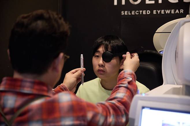 안경을 맞추러 가면 눈 상태를 살펴보는 검안 과정을 거치게 된다.