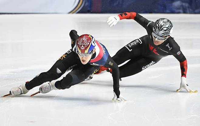 쇼트트랙 세계선수권대회에서 임종언(왼쪽)이 단지누를 따돌리고 우승했다. AP=연합뉴스