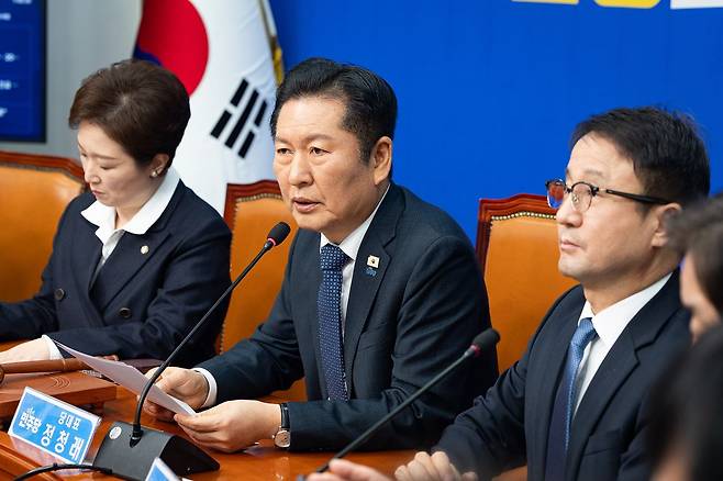 정청래 더불어민주당 대표가 16일 서울 여의도 국회에서 열린 최고위원회의에서 모두 발언을 하고 있다. 뉴스1