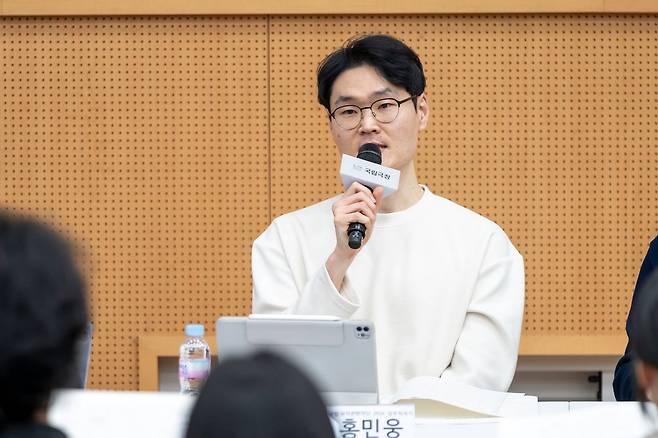 지난 6일 국립국악관현악단이 개최한 청음회에 참석한 상주작곡가 홍민웅. [사진 국립국악관현악단]