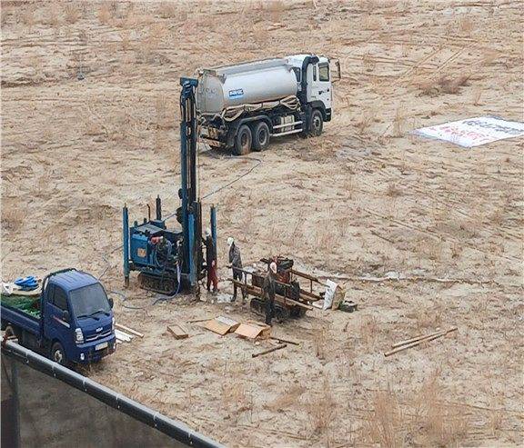 국가유산청은 "(세운4구역의 사업시행자인) 서울주택도시개발공사(SH)를 매장유산 보호 및 조사에 관한 법률 위반 협의로 경찰에 고발했다"고 16일 밝혔다. 국가유산청에 따르면 SH 측은 국가유산청장의 허가를 받지 않은 채 세운4구역 도시환경정비사업부지 내에서 11곳을 시추한 것으로 확인됐다.   사진은 발굴 현장 시추 모습. 사진 국가유산청