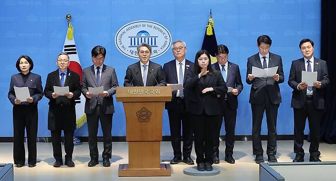 김기표 의원 등 더불어민주당 초선의원 모임인 더민초 소속 의원들이 16일 국회 소통관에서 윤석열정권 정치검찰 조작기소 진상규명을 위한 국정조사 추진 관련 기자회견을 하고 있다. 임현동 기자