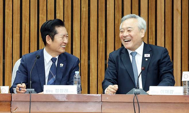 정청래 더불어민주당 대표(왼쪽)가 지난달 5일 오후 국회에서 조국혁신당과 합당 관련 초선의원들과 면담에 앞서 발언하고 있다. 김성룡 기자.