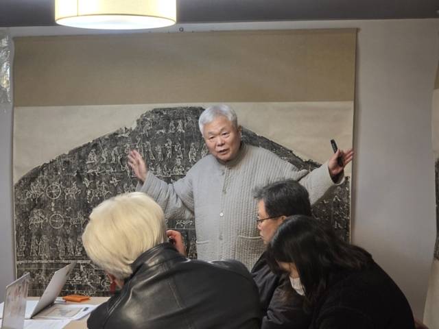 ▲ 한선학 원주 고판화박물관장은 16일 서울 인사동 선천집에서 기자간담회를 개최, 22일 개막하는 ‘돌에 새겨진 역사와 신화 이야기-중국 화상석 탁본 특별전’에 전시작품들을 선공개했다. 김여진 기자