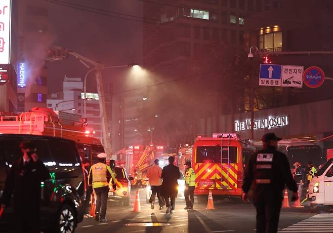 ▲ &nbsp;14일 오후 서울 중구 소공동의 한 건물에서 불이나 소방대원들이 진화 작업을 벌이고 있다 [연합뉴스]&nbsp;