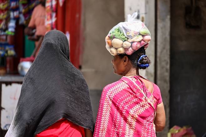 ▲ 인도 바라나시 길거리를 걷고 있는 인도 여성들 [연합뉴스]