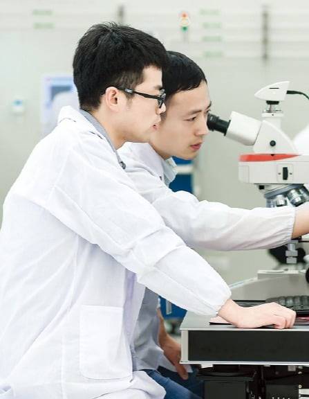 첨단 D램을 개발 중인 CXMT 연구원들. CXMT 제공