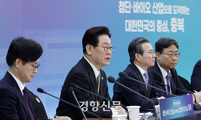 이재명 대통령이 지난 13일 충북 청주 오스코에서 열린 ‘충북의 마음을 듣다’ 타운홀미팅에서 발언을 하고 있다. 김창길 기자