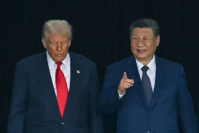 도널드 트럼프 미국 대통령과 시진핑 중국 국가주석이 2025년 10월 30일 부산에서 만나 본격 적 정상회담 전 대화를 나누고 있다./AFP연합뉴스