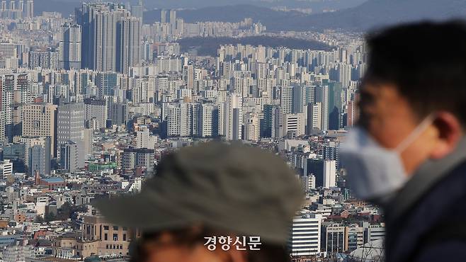 지난달 1일 서울 중구 남산타워에서 시민들이 아파트 단지로 빼곡한 서울 시내를 내려다보고 있다. 정효진 기자