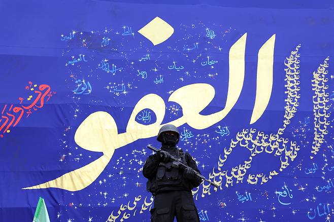 11일(현지시간) 이란 테헤란에서 보안군이 미국·이스라엘과의 전쟁 중 사망한 이란혁명수비대(IRGC) 지휘관들과 군 지휘관 등 희생자들을 위한 합동 장례식 도중 경계를 서고 있다. EPA연합뉴스