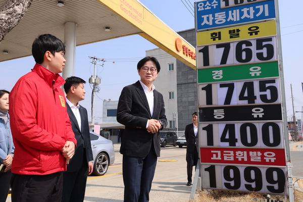 김정관(오른쪽) 산업통상부 장관이 석유 최고가격제 시행 나흘째인 16일 충북 오송의 한 자영 알뜰주유소에서 소비자 가격 동향을 점검하고 있다. 산업부는 전날 전국 주유소 1만646곳 가운데 15.3%의 주유소가 휘발윳값을 내리고, 83.7%의 주유소가 가격을 동결했다고 밝혔다. 연합뉴스