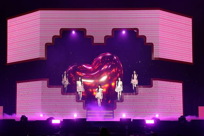 Illit performs during “Press Start," held at Ticket Link Live Arena in Songpa-gu, southern Seoul, Sunday. (Belift Lab)