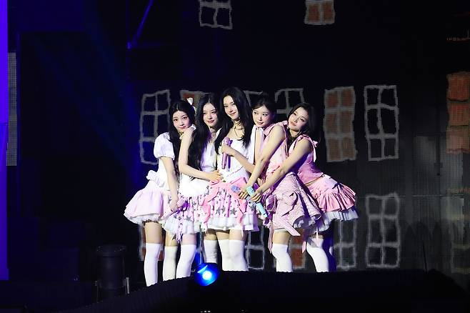 Illit performs during “Press Start," held at Ticket Link Live Arena in Songpa-gu, southern Seoul, Sunday. (Belift Lab)
