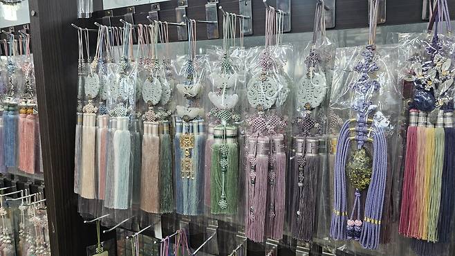 Norigae, traditional Korean decorative tassel ornaments, are displayed at Daeshin Ggotshin, a hanbok shop inside Gwangjang Market in central Seoul, on March 11. [SHIN HA-NEE]