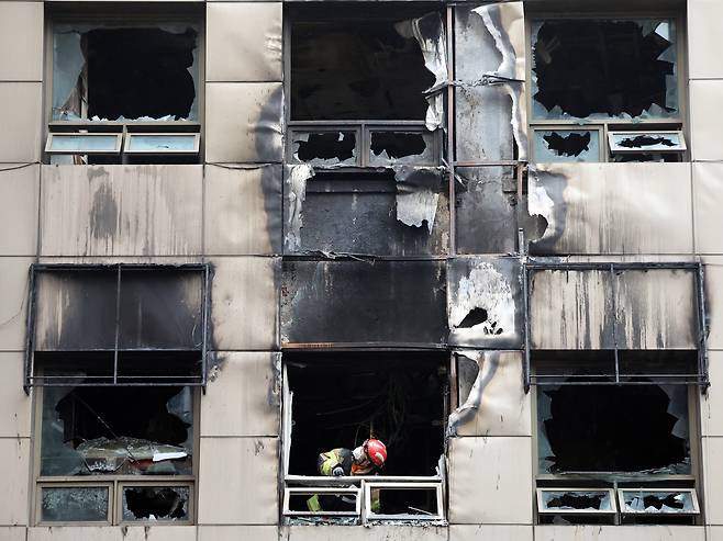 Police and fire authorities investigate a capsule hotel in Sogong-dong, Jung District, central Seoul, on March 15, where a fire injured 10 foreign nationals the previous day. [NEWS1]