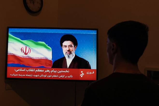 A man watches a televised statement by Iran's new Supreme Leader Mojtaba Khamenei on March 12. [YONHAP]