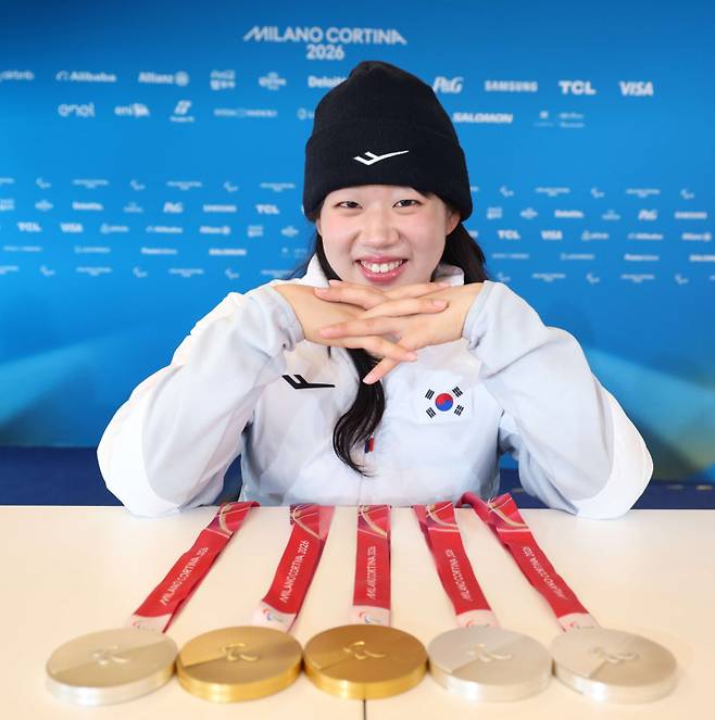 김윤지가 15일(현지시간) 이탈리아 테세로 크로스컨트리 스타디움에서 메달과 함께 기념촬영을 하고 있다. 생애 첫 패럴림픽에 출전한 김윤지는 이번 대회 6개 종목에 출전해 5개의 메달을 획득했다. 대한장애인체육회 제공.&nbsp;