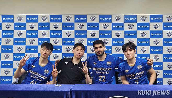 (왼쪽부터) 장성규, 알리, 한태준이 14일 서울 장충체육관에서 열린 한국전력과의 ‘도드람 2025~2026 V-리그’ 남자부 6라운드 홈경기가 끝난 뒤 기자회견에 참석하고 있다. 송한석 기자