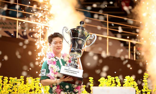 ‘프로 당구 신성’ 김영원이 월드챔피언십 최연소 정상에 올랐다. PBA 제공