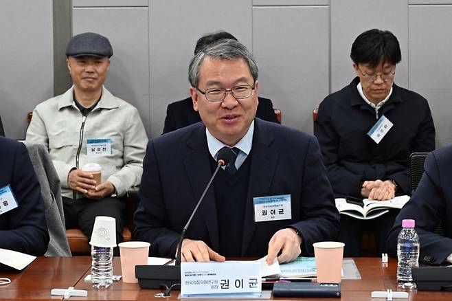 16일 국회의원회관에서 열린 ‘탄소 포집·활용·저장(CCUS)을 통한 국가기간산업의 패러다임 전환과 성장을 위한 정책토론회’에서 발언하는 권이균 한국지질자원연구원장. 한국지질자원연구원