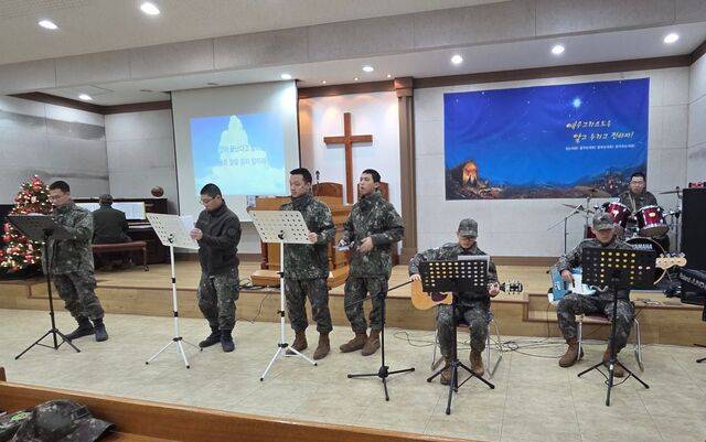 장병들이 최근 경기도 의정부 충의교회 본당에서 주일예배에 앞서 찬양을 연습하고 있다. 정길용 목사 제공