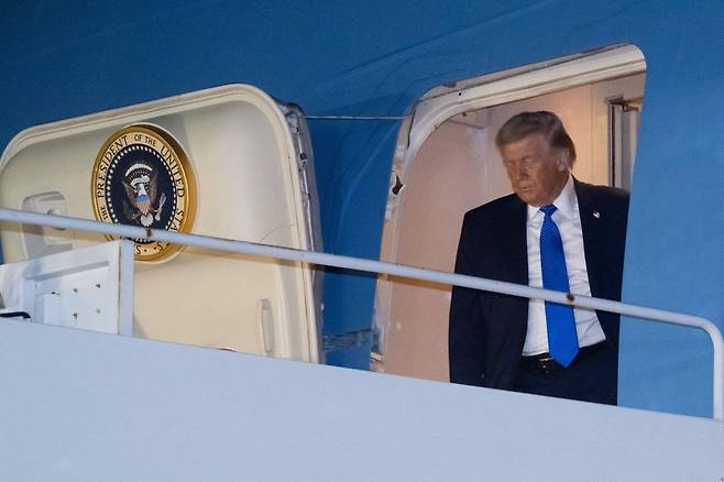 도널드 트럼프 미국 대통령이 13일(현지시간) 플로리다주 팜비치 국제공항에서 대통령전용기에서 내리는 모습. 연합뉴스