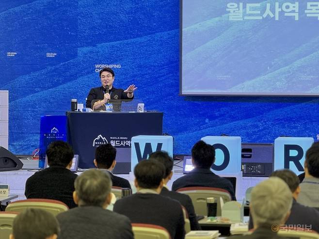최병락 강남중앙침례교회 목사가 16일 경기도 광주 소망수양관에서 월드사역을 소개하고 있다.