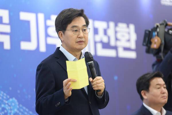 김동연 경기도지사가 16일 시흥시 근로자종합복지관에서 열린 ‘도민과 함께하는 기후정책 타운홀 미팅’에서 발언하고 있다. 경기도 제공