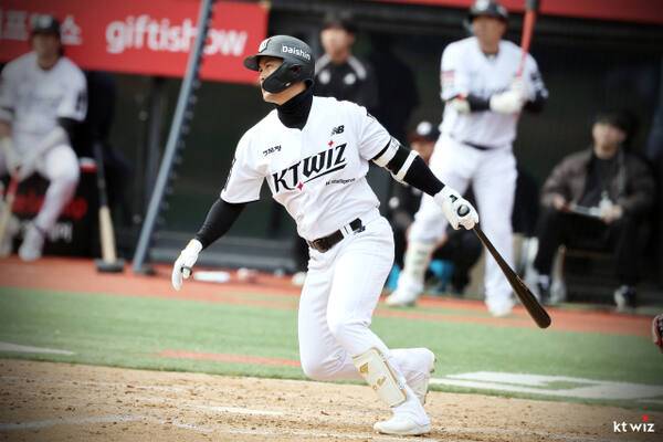 KT 배정대가 16일 수원KT위즈파크에서 열린 2026 KBO 시범경기에서 LG 트윈스전서 적시타를 때려내고 있다. KT 제공