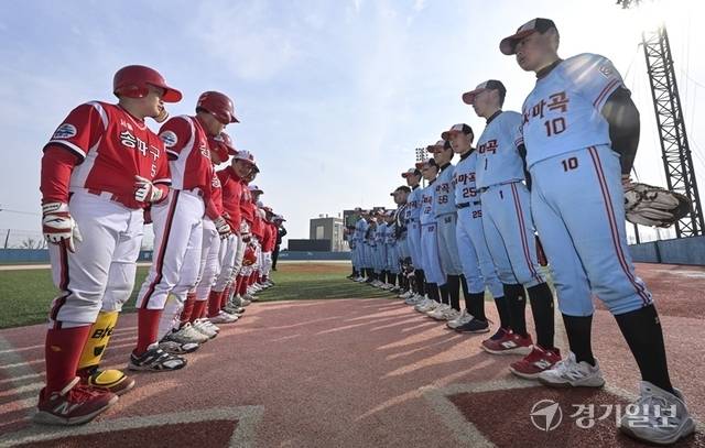 16일 오후 화성특례시 만세구 화성드림파크야구장에서 열린 '제9회 화성특례시장기 전국리틀야구대회 왕중왕전' 서울 송파구와 강서 마곡의 경기에서 양팀 선수들이 경기시작전 마주 서있다. 홍기웅기자