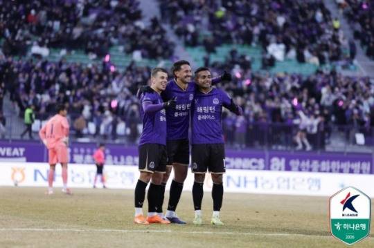 골세리머니를 펼치는 FC안양 선수들