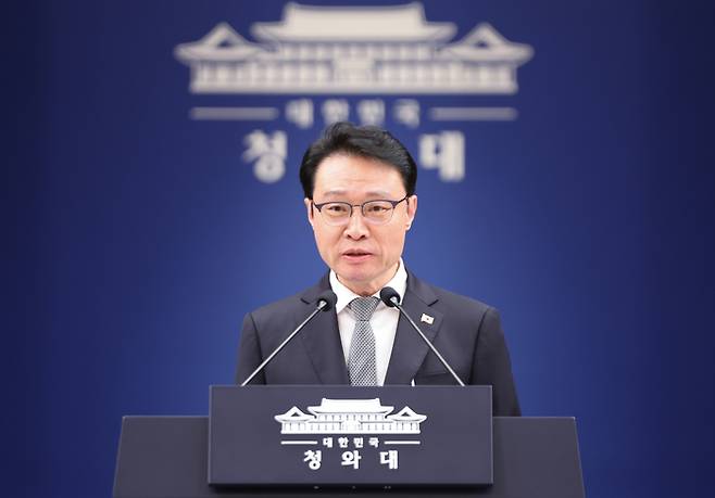 이규연 홍보소통수석이 12일 청와대 춘추관에서 브리핑을 하고 있다. [사진출처=뉴스1]