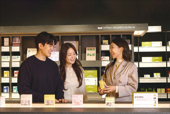 옵티마웰니스뮤지엄약국은 질병을 치료하는 곳을 넘어 건강한 라이프스타일을 전시하고 체험하는 공간을 지향한다. 사진은 서울 종로에 있는 영풍문고 종로종각본점에 입점한 OWM 종각점. (옵티마웰니스뮤지엄약국 제공)