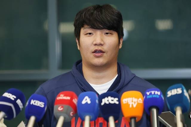 WBC 8강 경기를 마친 한국 야구대표팀 문보경이 16일 인천국제공항 제1터미널을 통해 귀국한 뒤 인터뷰하고 있다. 사진=연합뉴스