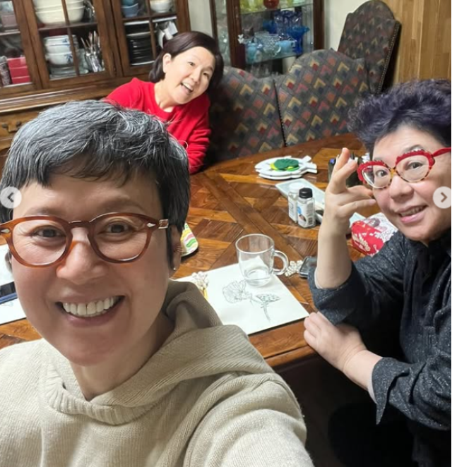 유방암 투병으로 팬들의 가슴을 쓸어내리게 했던 코미디언 박미선이 건강해진 모습으로 돌아왔다. 사진=이성미 SNS