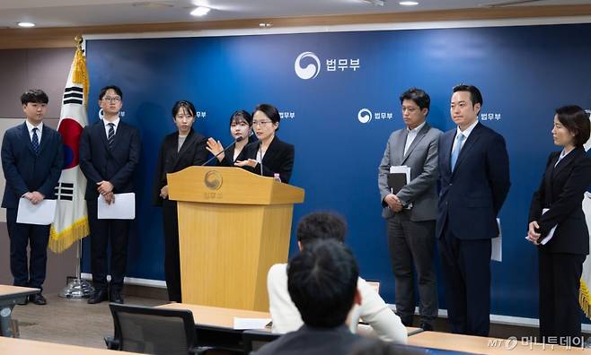 조아라 법무부 국제법무부 국제투자분쟁과장이 16일 경기 과천시 정부과천청사에서 쉰들러 ISDS 승소 관련 상세 브리핑을 하고 있다.  /사진=머니투데이 DB