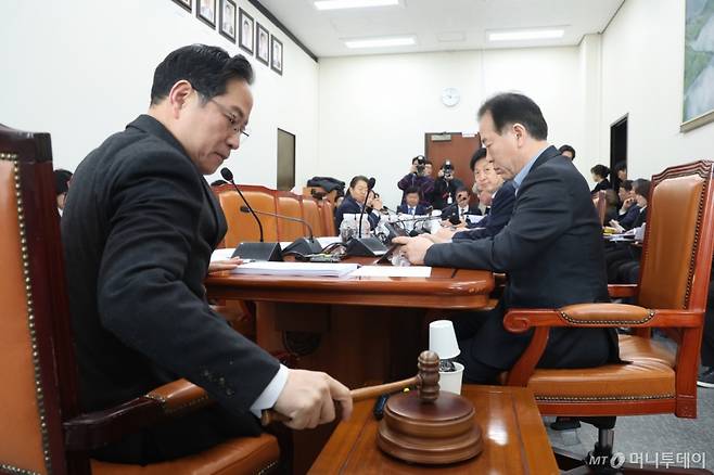 (서울=뉴스1) 신웅수 기자 = 박수영 소위원장이 16일 서울 여의도 국회에서 열린 재정경제기획위원회 조세소위원회에서 의사봉을 두드리고 있다. 2026.3.16/뉴스1  Copyright (C) 뉴스1. All rights reserved. 무단 전재 및 재배포,  AI학습 이용 금지. /사진=(서울=뉴스1) 신웅수 기자