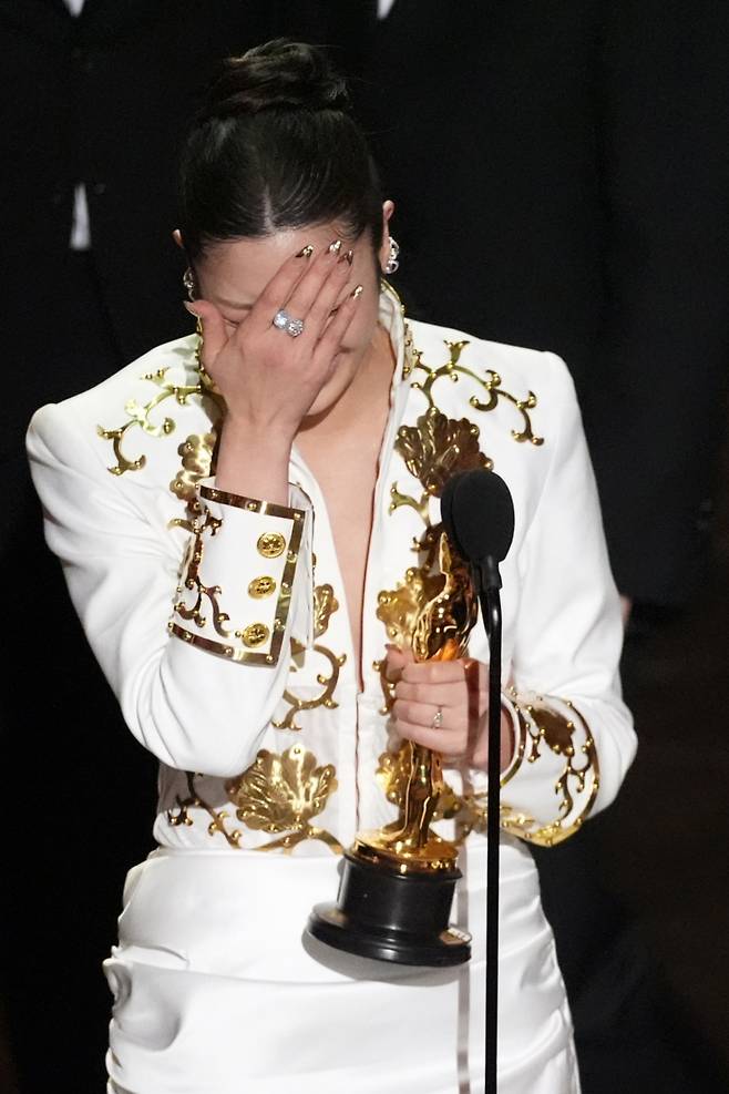 가수 이재(EJAE)가 15일(현지 시간) 미 캘리포니아주 로스앤젤레스 돌비 극장에서 열린 제98회 아카데미 시상식에서 케이팝 데몬 헌터스(케데헌) OST '골든'으로 최우수 주제가상을 받은 후 눈물을 흘리며 수상 소감을 말하고 있다. 2026.03.16. /사진=/AP=뉴시스