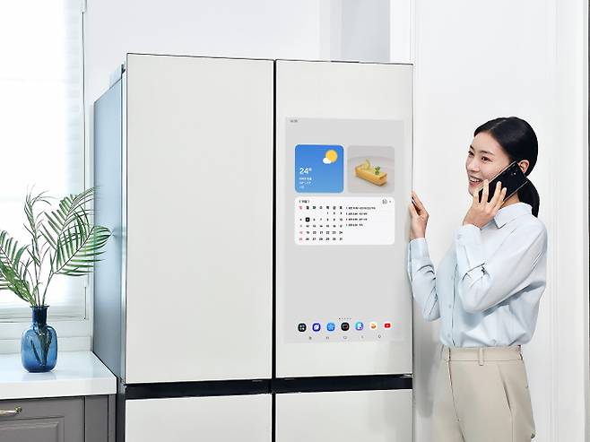 삼성전자의 가전제품 원격진단 서비스가 개인정보 보호와 관리 체계 등에서 국제 인증을 획득했다. 사진은 '가전제품 원격진단' 서비스가 적용된 삼성전자 냉장고 제품 모습. /사진제공=삼성전자
