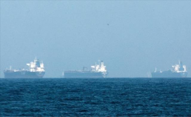 이란의 호르무즈해협 봉쇄로 유조선들이 아랍에미리트(UAE) 푸자이라 해안 인근에 정박해 있는 모습. 로이터·연합뉴스