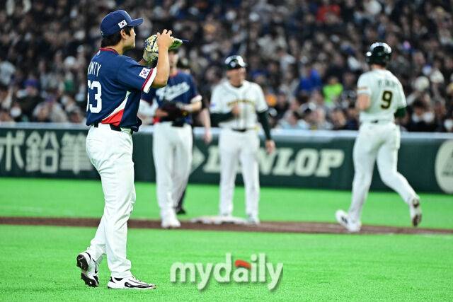 9일 일본 도쿄돔에서 열린 2026 월드 베이스볼 클래식(WBC) 조별리그 한국-호주 경기. 김택연이 8회말 호주 첫 타자 퍼킨스에게 볼넷을 허용했다./도쿄(일본)=한혁승 기자 hanfoto@mydaily.co.kr