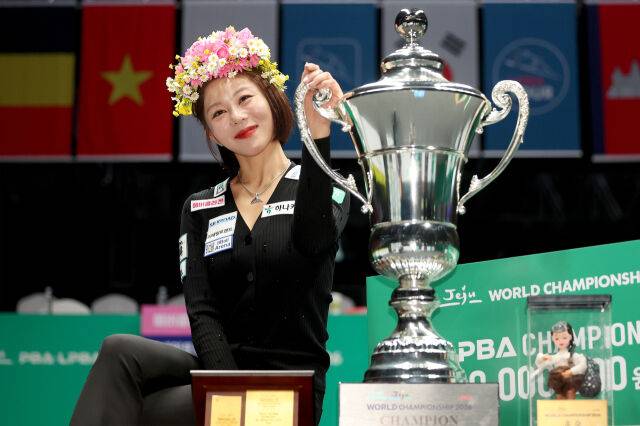 김가영이 LPBA 월드챔피언십 시상식이 끝나고 기념 사진을 찍고 있다./PBA