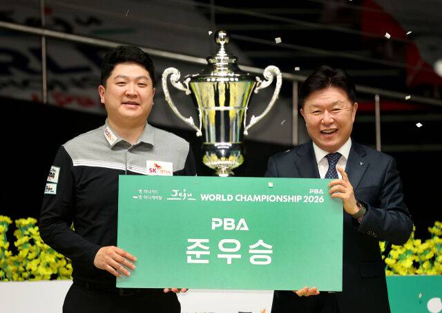 조건휘(왼쪽)이 PBA 월드챔피언십 시상식에서 준우승을 수상하고 있다. 오른쪽은 하나카드 이완근 그룹장./PBA