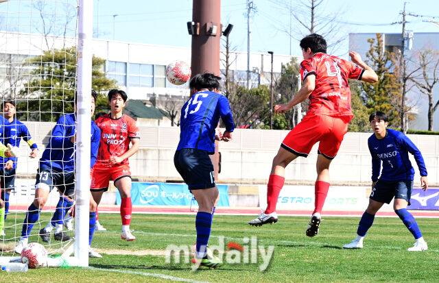 성예건(오른쪽에서 두 번째 4번)이 동점골을 터뜨리고 있다. /웨이브 스타디움 가리야(일본 나고야)=유진형 기자