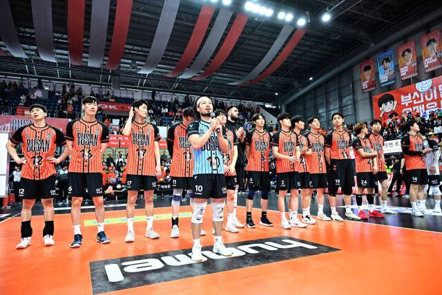 경기 승리 후 홈 팬에게 인사하는 OK저축은행 선수들. [사진 = 한국배구연맹(KOVO)]