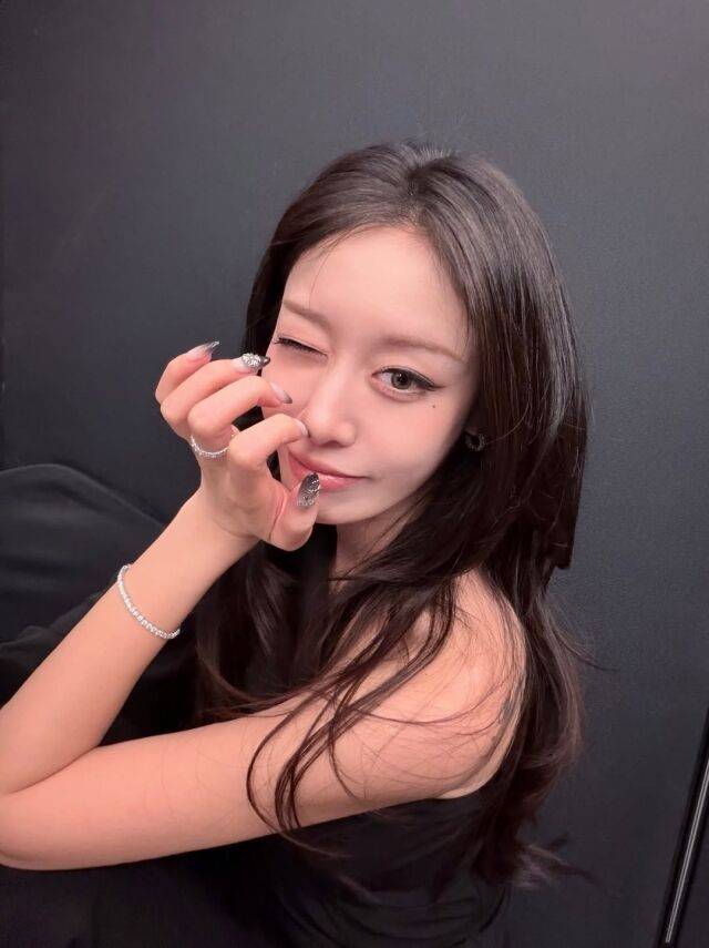 지연이 오랜만의 근황을 공개하며 여전한 미모를 과시했다. / 지연 SNS